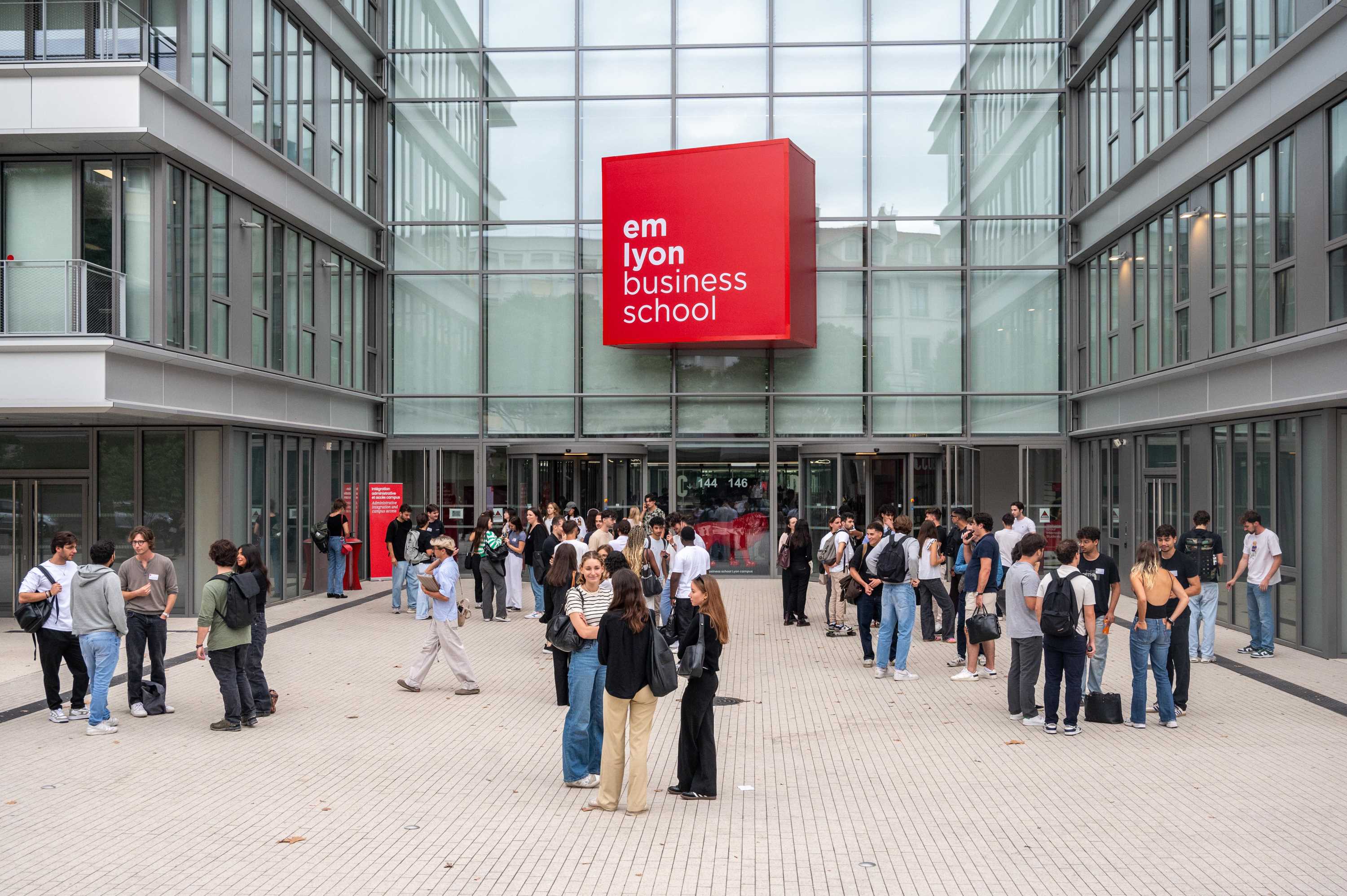 Logo emlyon business school